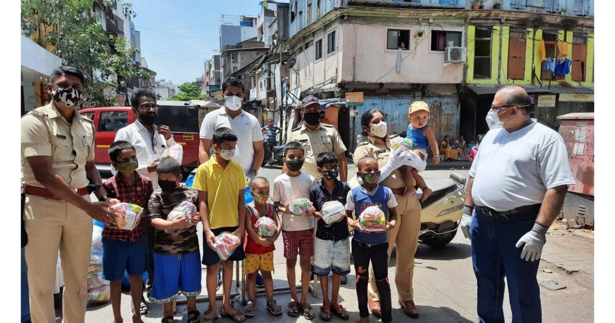 Sadhu-Vaswani-Mission-serves-less-privileged-people-from-Budhwar-Peth-1