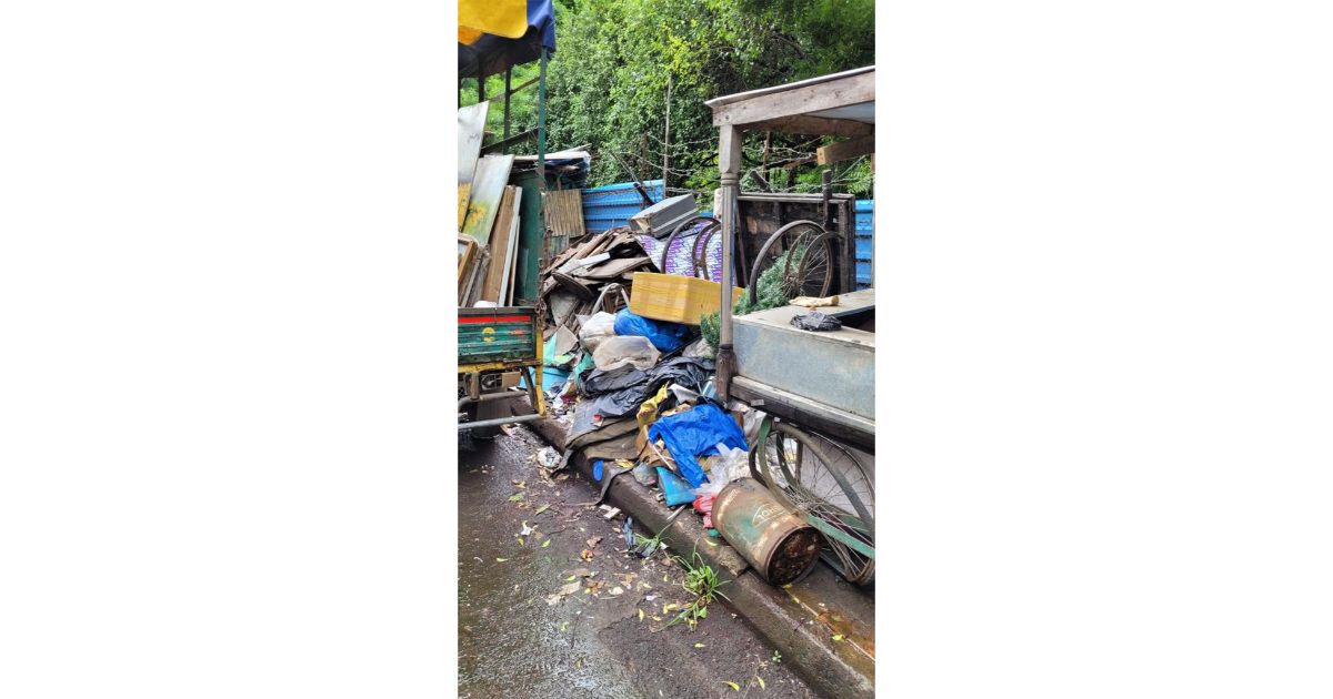 Scrap-materials-on-footpath-pedestrians-left-in-the-lurch1