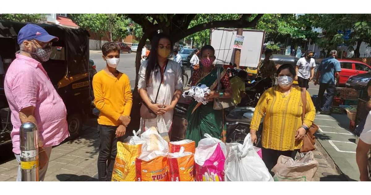 Senior-citizens-come-forward-to-help-people-in-need-2