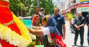 Swara Social Foundation quenches thirst by offering summer coolers to motorists on Baner road 1