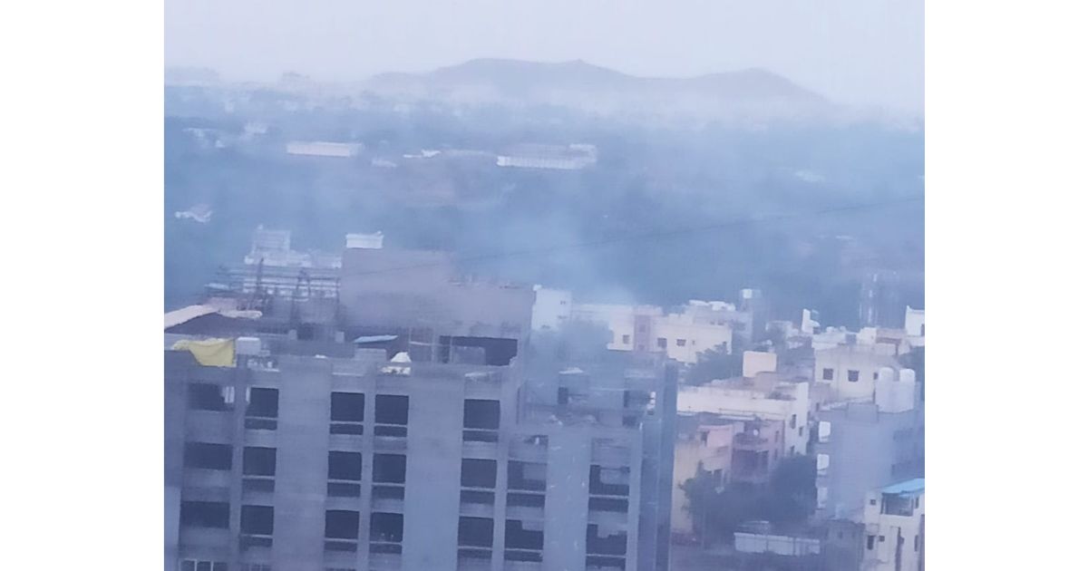 Toxic-smoke-emitting-from-unattended-garbage-chokes-Kharadi-residents-1