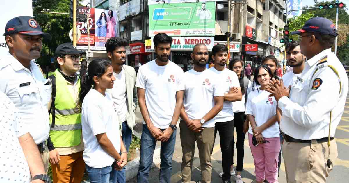 Volunteers of Green Pencil Foundation alongwith Pune traffic police spread awareness on road safety measures 2