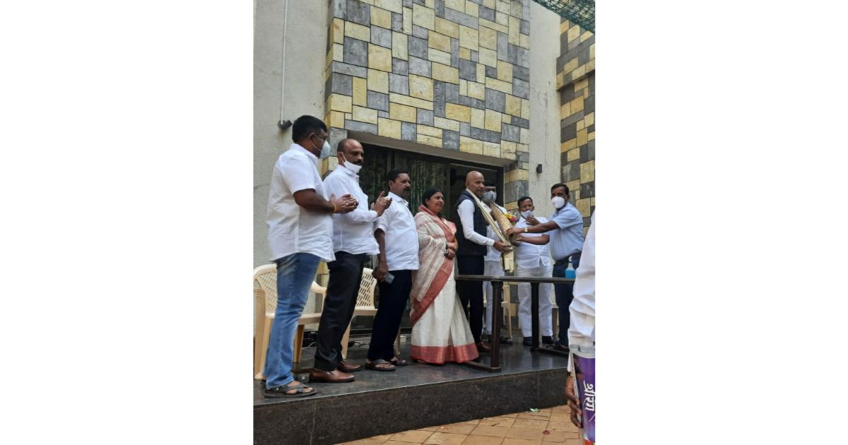 Wakad-residents-thank-Laxman-Jagtap-for-completing-road-work-on-priority
