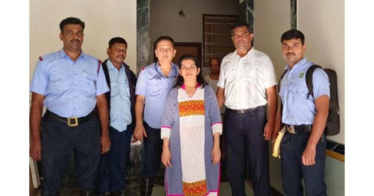 Women-stuck-in-elevator-rescued-safely-by-Pune-Fire-Brigade