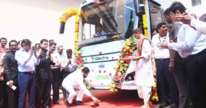 Chief Minister Eknath Shinde flags off e-Shivneri bus from Thane to Pune 3