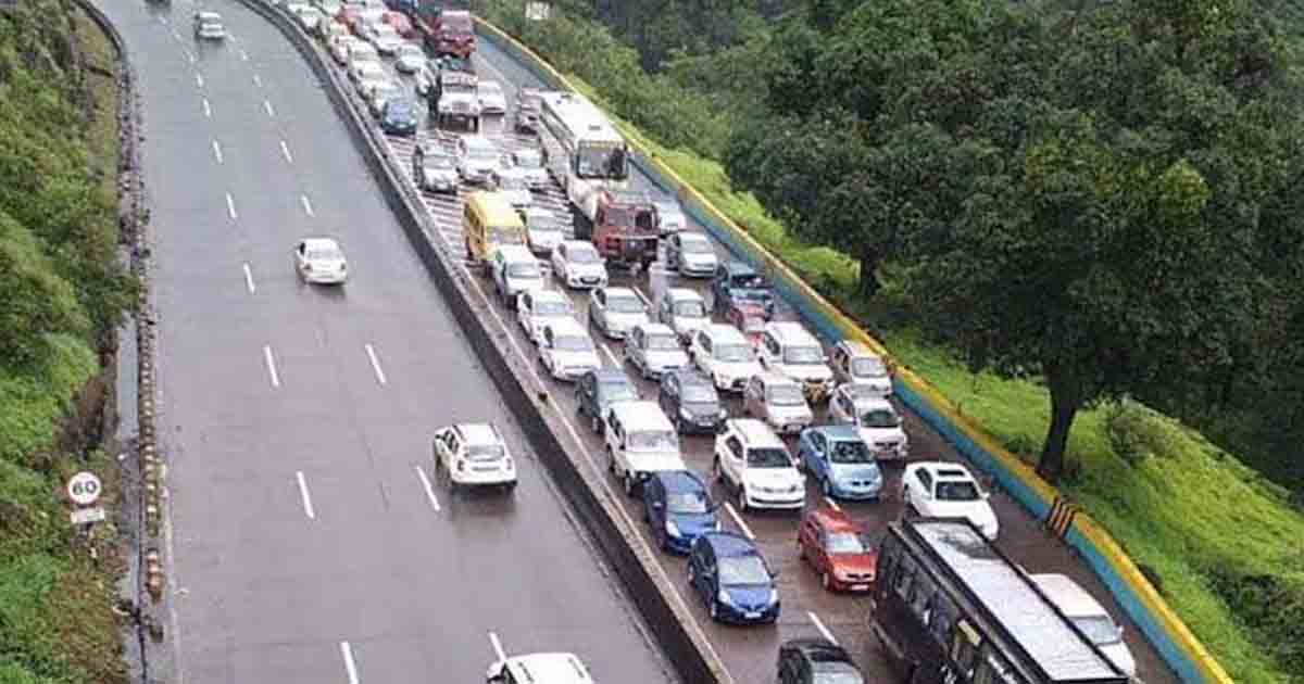 Heavy traffic on Pune Mumbai Expressway near Amrutanjan bridge