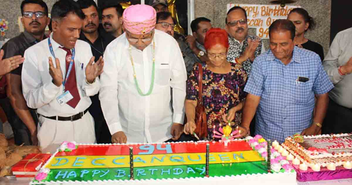 Mumbai man Celebrated birthday by cutting 550 cakes in Kandivali video goes  viral on social media  बरथड मनन क अजब तरक एक सथ कट 550 कक  वडय हआ वयरल  Hindi News दश