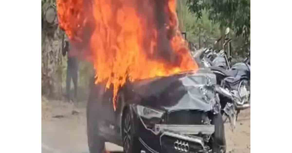 Fatal Accident on Daund-Patas Road Triggers Villagers' Fury, Luxury Car Set Ablaze