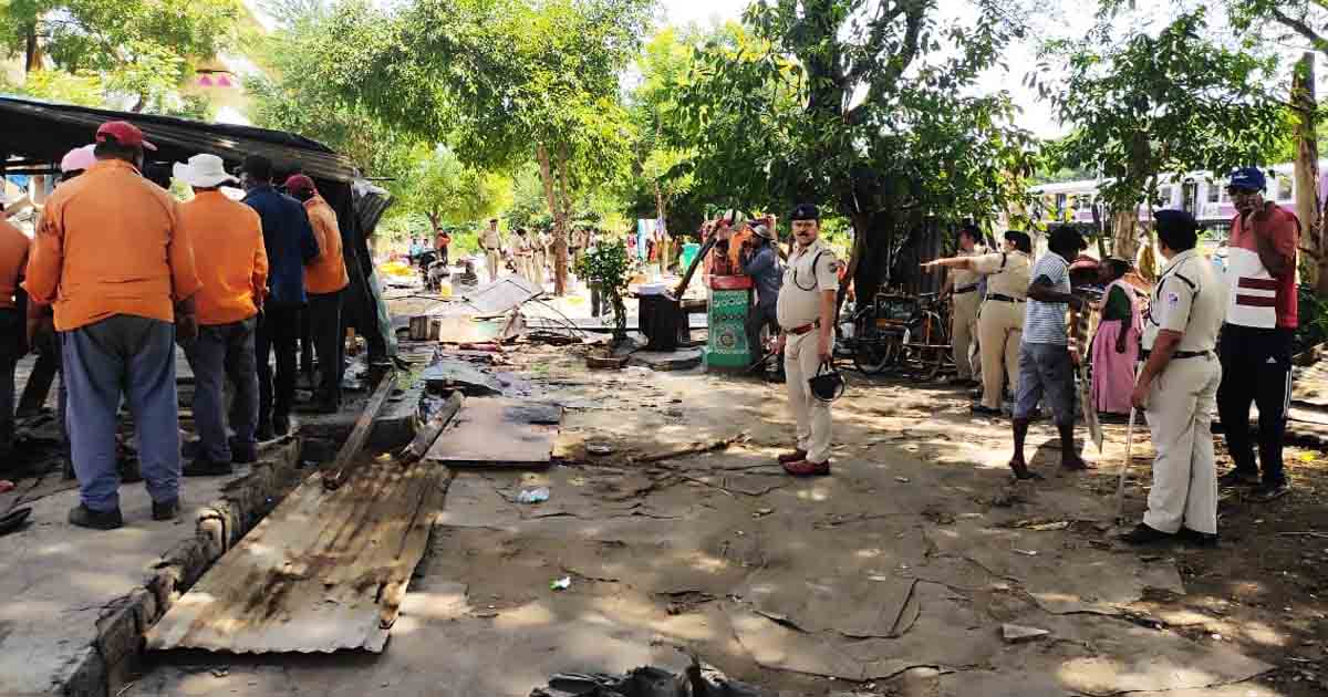 Over 200 unauthorised huts removed from Railway land at Shivaji Nagar and Khadki2