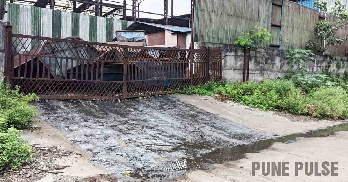 Toxic water flowing from garbage dumping site in Hadapsar Industrial Estate raises stink3