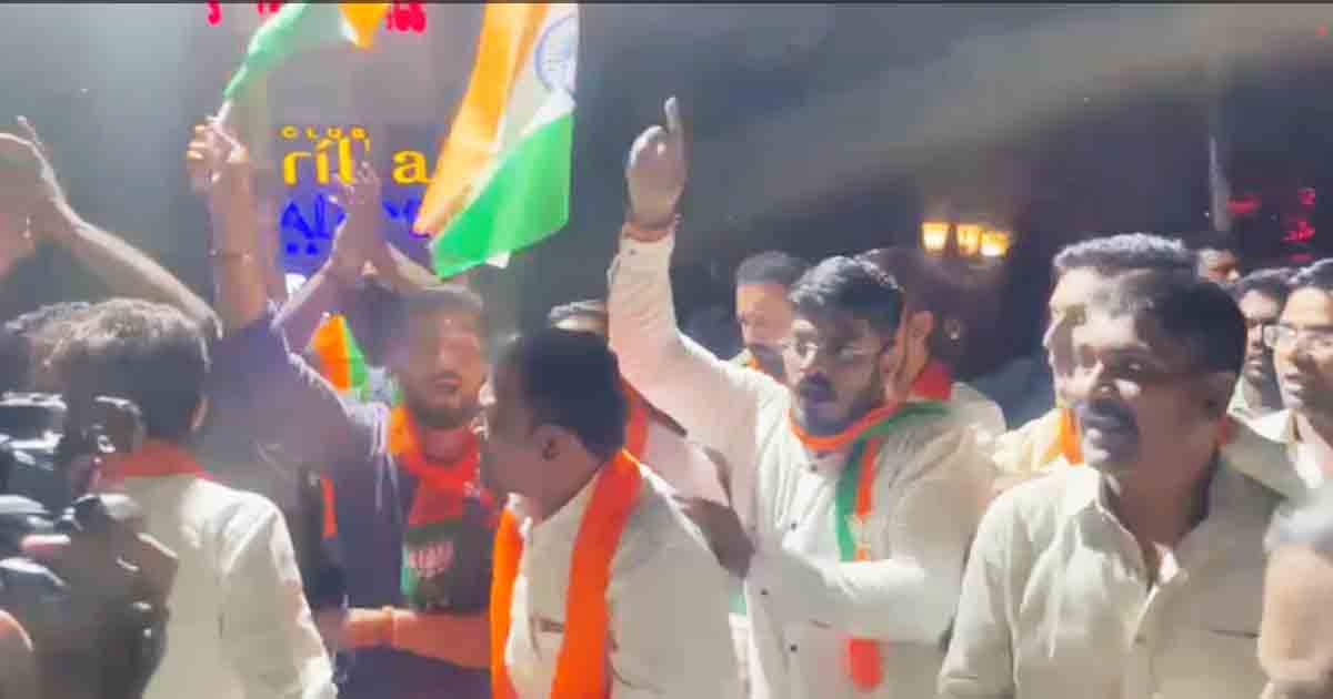 BJP Yuva Morcha Pune Holds 'Tala Thoko' Protest Against Koregaon Park Restaurant for Tricolour Disrespect