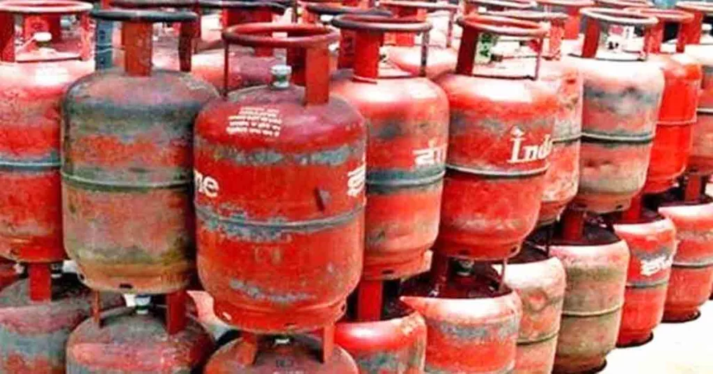 Centre slashes LPG price by ₹200 for all consumers