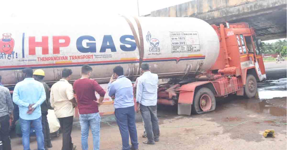 Traffic On Pune-Bengaluru National Highway came to a halt for 14 hours after gas tanker accident