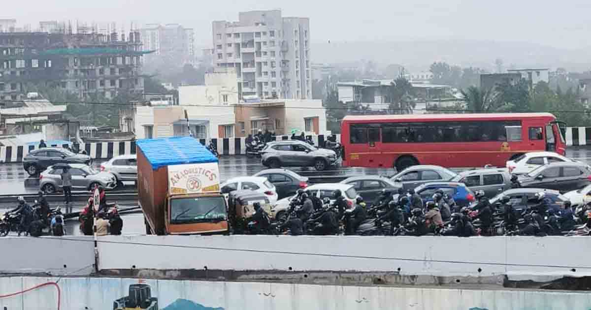 Truck Gets Stuck on Chandani Chowk Flyover, Causes Temporary Traffic Disruption