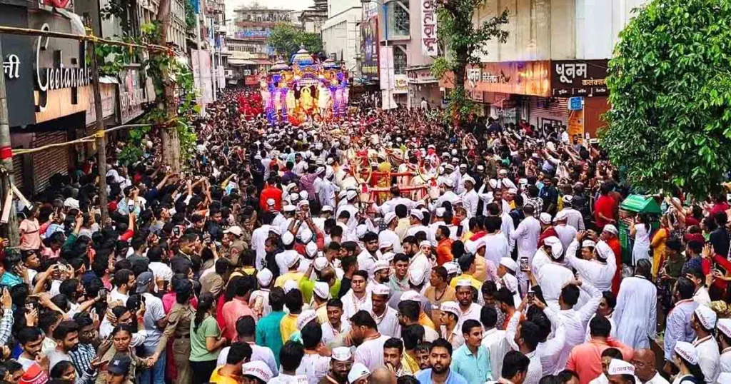 Despite early immersion of revered Ganpatis, immersion procession will continue till afternoon
