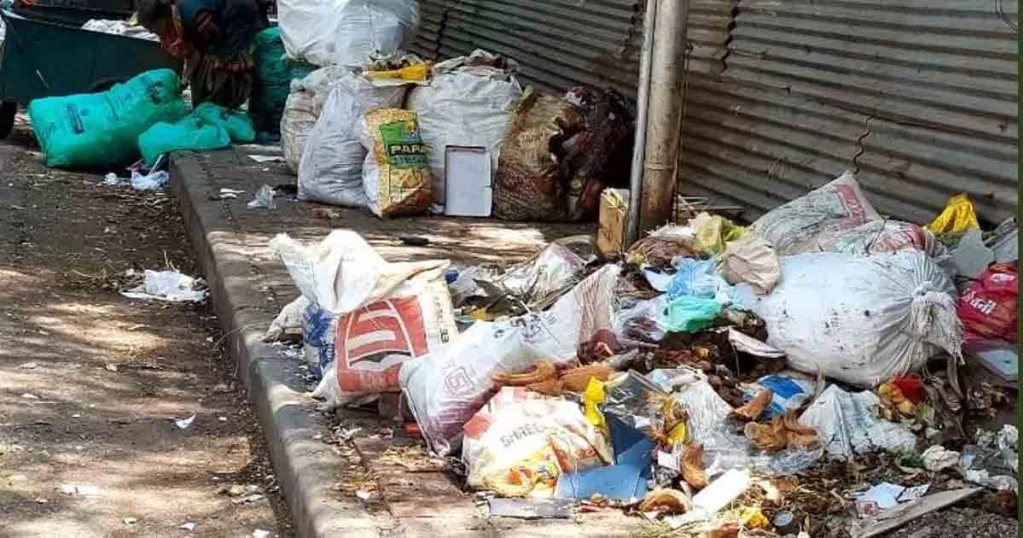 Residents of Model Colony raise concern over garbage being littered on footpath