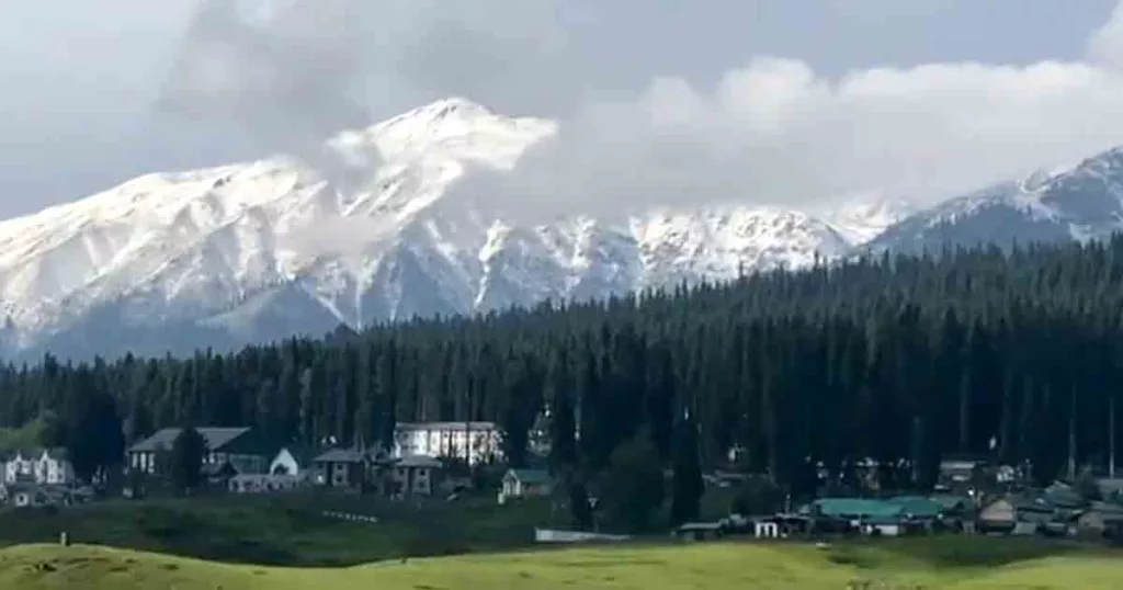 Upper reaches of Kashmir receives season's first snowfall 3