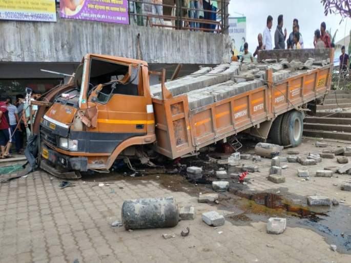 Pune Pulse - Cargo Truck Enters Parking Area of Mall at Lavale Phata ; Accident Caused Due to Brake Failure