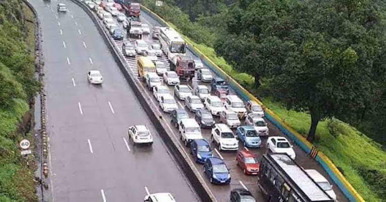 Important : Pune Mumbai Expressway Reports Heavy Congestion Of Vehicles