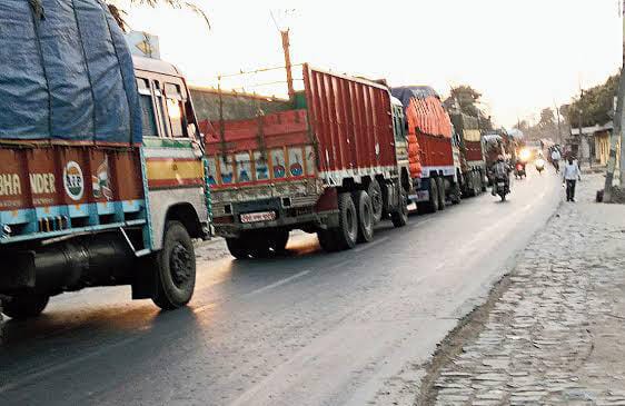 pune pulse-Pune : Haveli Police Cracks Down on 16 Heavy Vehicles Violating Rules on Kirkatwadi Nandoshi Road