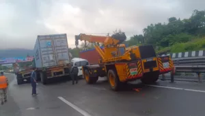 Accident on Mumbai-Pune Expressway leads to traffic congestion