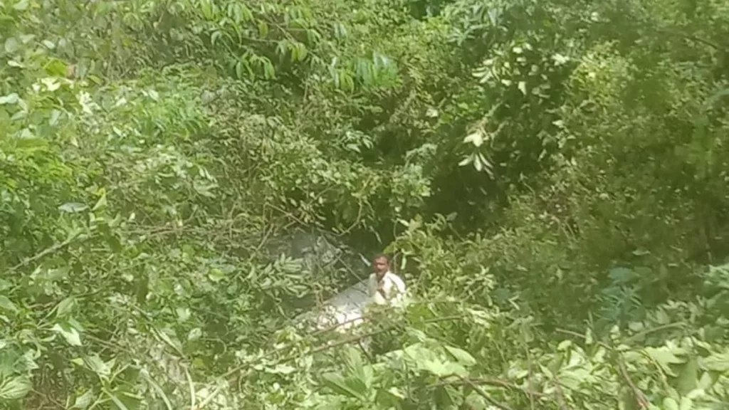 Accident : Car falls into valley in Varandha Ghat; passengers rescued successfully