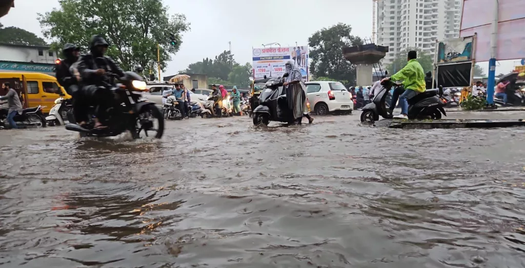 Pune Pulse Pune : Sinhagad Road commuters face problems due to waterlogging