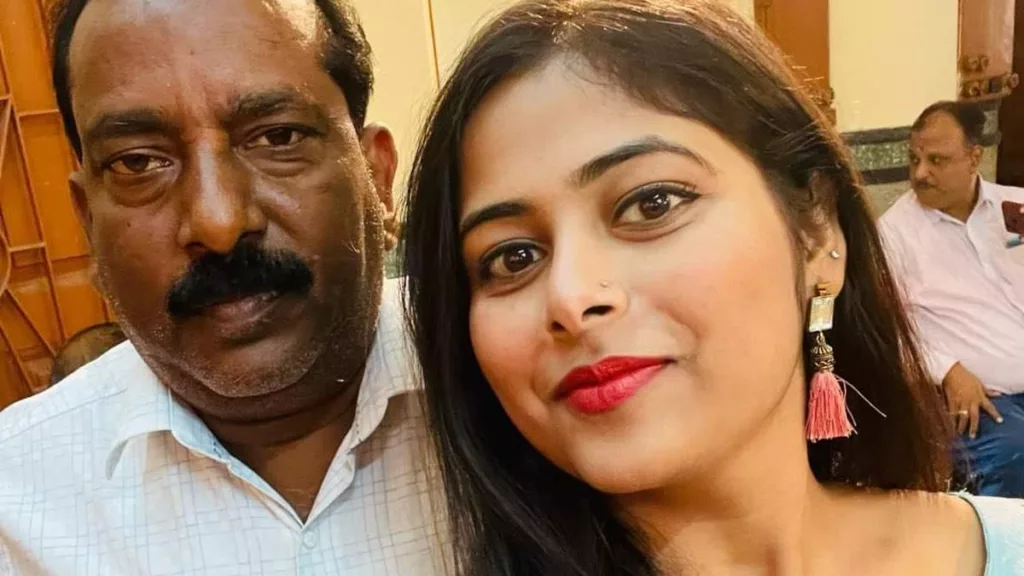 Pune Pulse Ranchi Father Celebrates Daughter's Return Home Following Her Decision to Divorce