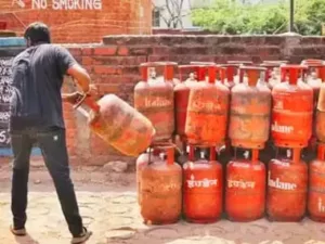 Center raises LPG subsidy to Rs 300 per cylinder for Ujjwala Yojana beneficiaries