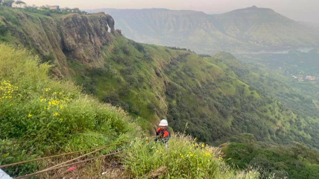 Shocking !! Female tourist dies after falling into 300 feet deep valley while taking selfie in Mahabaleshwar