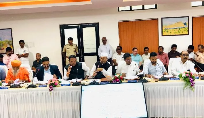 MPs of Pune, Solapur division meet Central Railway officials