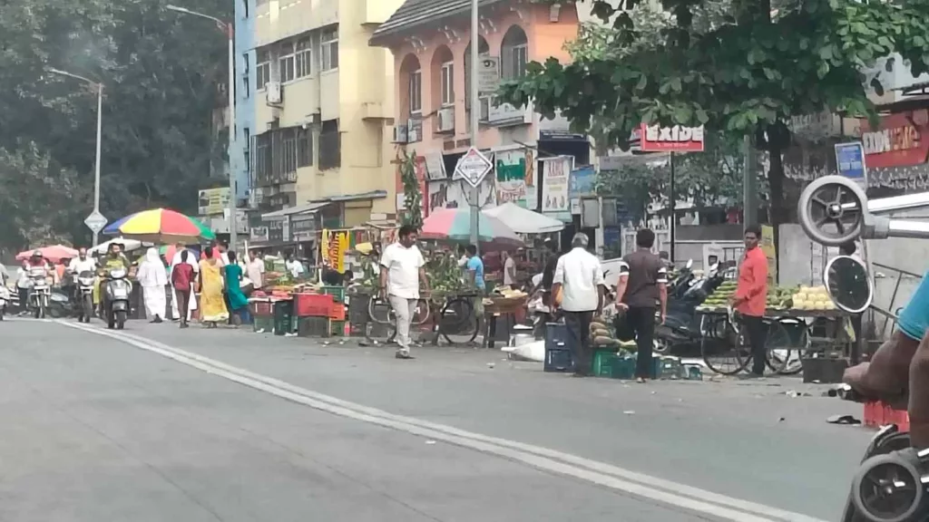 Pune Pulse Salunkhe Vihar road residents in Kondhwa raise concern over encroachments caused by hawkers 