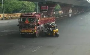 Pune Pulse Autorickshaw collides with truck in Vishakhapatnam; Eight students injured