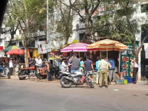 Pune Pulse Pune News : Encroachments, illegal vendors on footpaths irk Viman Nagar residents
