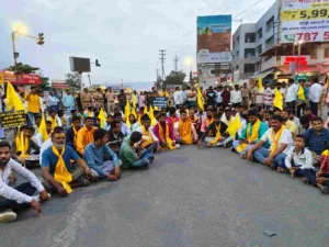 Pune Pulse Dhangar Community holds rasta roko on Pune Saswad road near Mantarwadi 