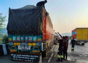 Pune Pulse Pune News : Truck catches fire on Lonavala Highway; No causalities reported  