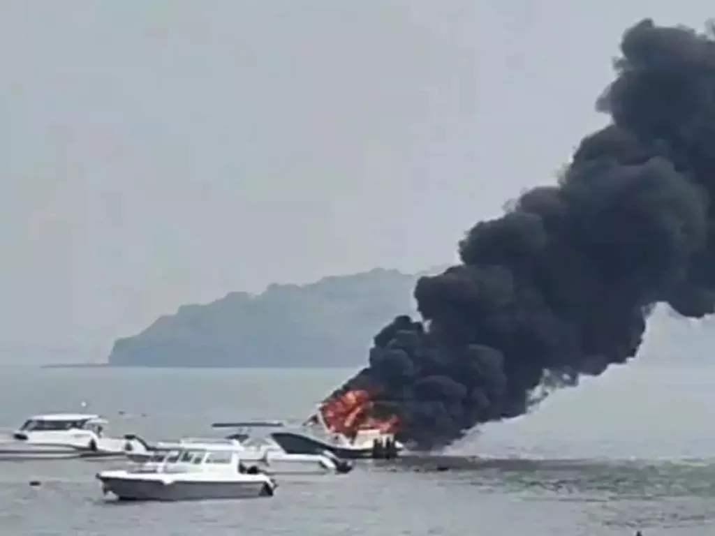 Pune Pulse Shocking : Luxury boat catches fire near Alibaug