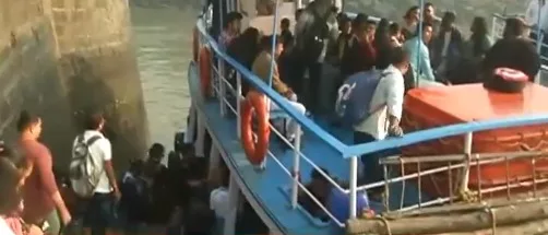 New Year celebrations: People queue up at Bhaucha Dhakka to travel to Alibaug via boats