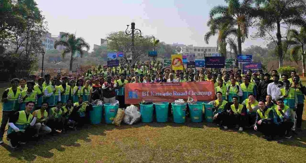 Pune : 200 volunteers of Church of God along with ASEZ WAO clean 1.5 tonnes of waste from B T Kawade Road
