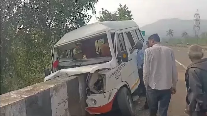 Mumbai-Goa highway accident : Minibus rams into side guardrail ; 17 injured; 4 critical