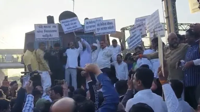 Pune : Deccan Queen stopped in Lonavala, protestors demand halt of Vande Bharat 