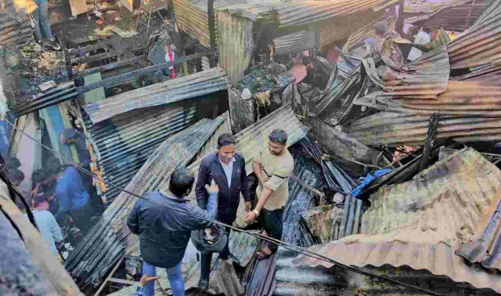 Pune : Fire breaks out in Market Yard slum due to cylinder explosion ; No casualties reported