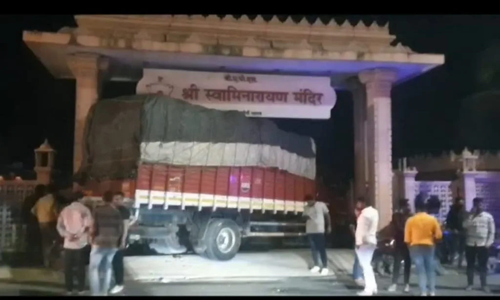 Pune Bengaluru Highway Accident : Truck enters Swami Narayan Temple near Narhe leaving one injured ; damages three vehicles