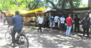 Pune : Walking Space Encroached By Hawkers Irks Koregaon Park Residents ; Demand Immediate Action From PMC