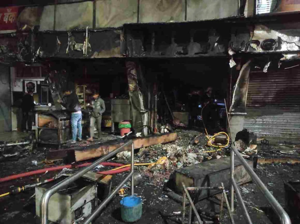 Pune : Massive fire broke out at Ashok Nagar near Aundh ; No casualties reported