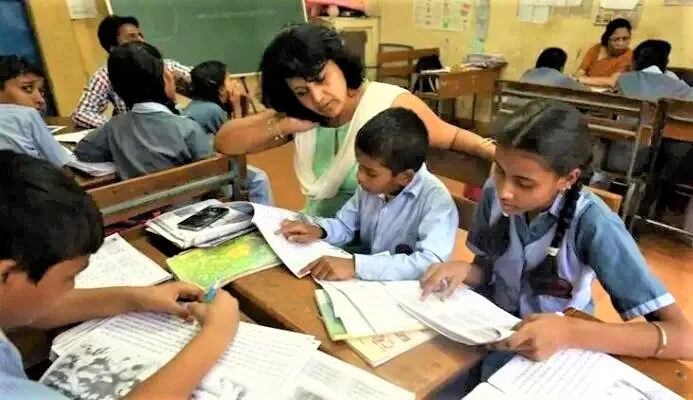 25 % teenagers struggle to fluently read a grade 2 level text in rural India ; reveals survey