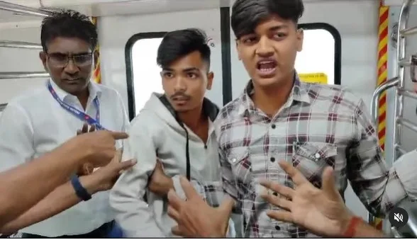 Aata Maajhi Satakli ! Verbal Fight Among Ticket Holders and Ticketless Travellers on Churchgate Virar AC Local Train Go Viral