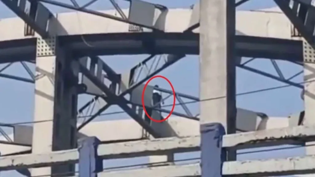 Man climbs down from bridge after being promised job and biryani to prevent from committing suicide