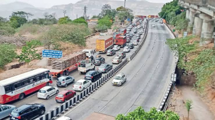 Mumbai-Pune Expressway Faces Major Congestion: Long Weekend Rush Causes Delays Mumbai