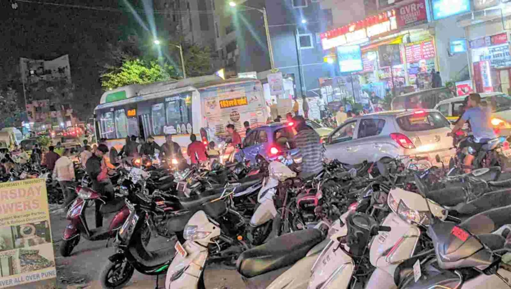 Pune : Illegal & haphazard vehicular parking on footpath troubles Kharadi shop owners